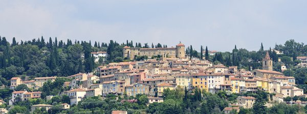 Où trouver une maison de vacances en Provence avec des cours de cuisine et des visites de distilleries de lavande?